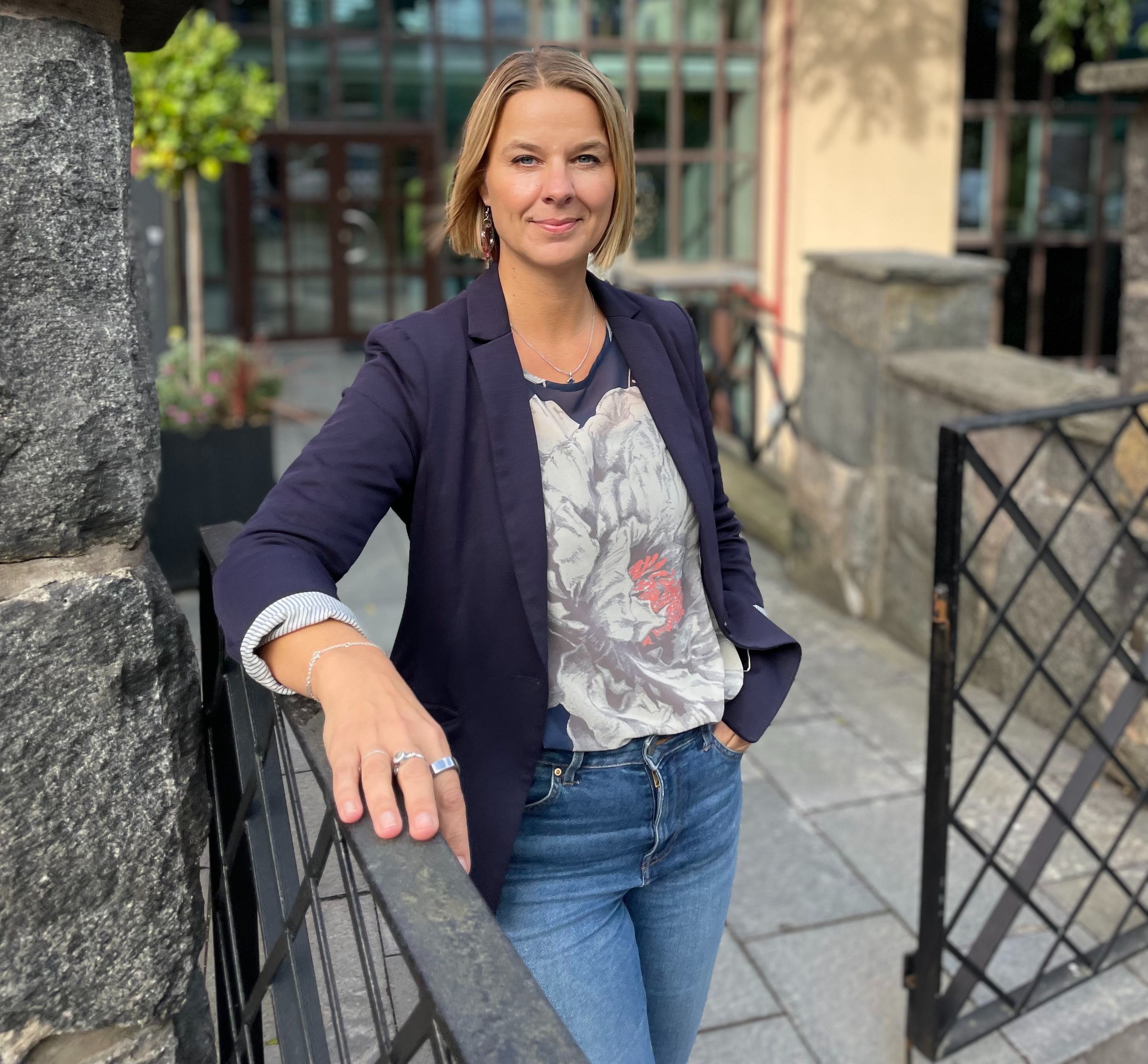 Linda Gårdlöv vd Comactiva vd porträttbild utanför kontor